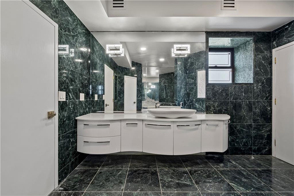 118 Girard Street Manhattan Beach Brooklyn NY 11235