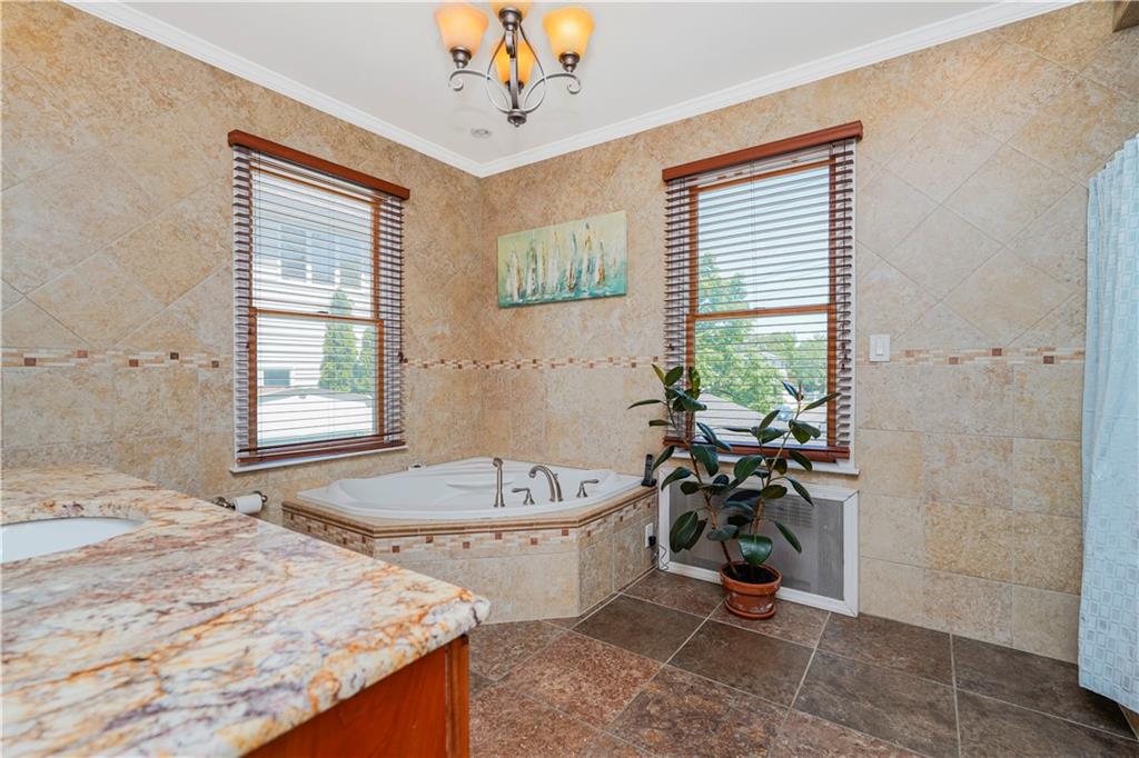 39 Summit Avenue Oakwood Staten Island NY 10306