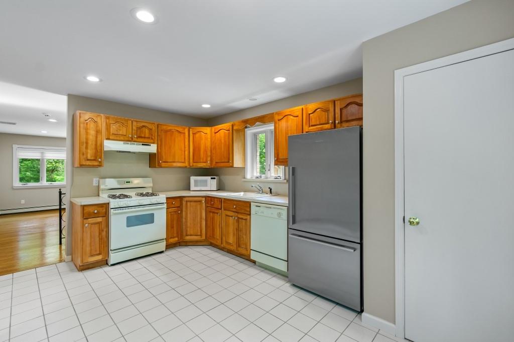 476 Hargold Avenue Pleasant Plains Staten Island NY 10309