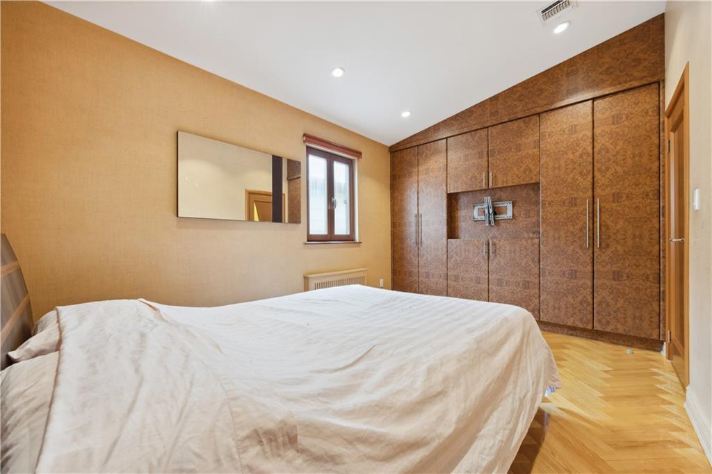 162 Norfolk Street Manhattan Beach Brooklyn NY 11235