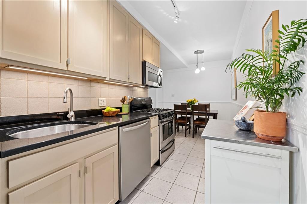385 Argyle Road Ditmas Park Brooklyn NY 11218
