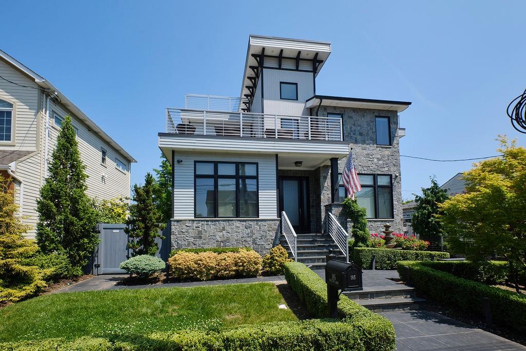185 Radcliff Road Grasmere Staten Island NY 10305