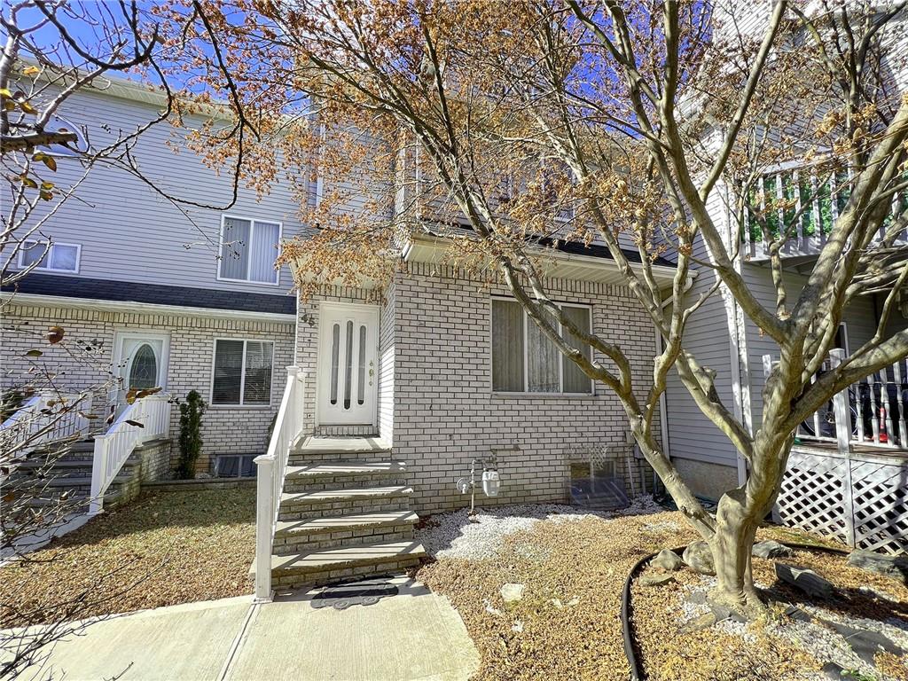 45 Fairlawn Loop Bay Terrace Staten Island NY 10308