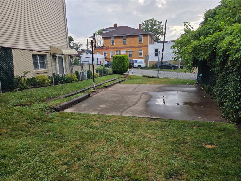 124 North Drive Staten Island NY 10305