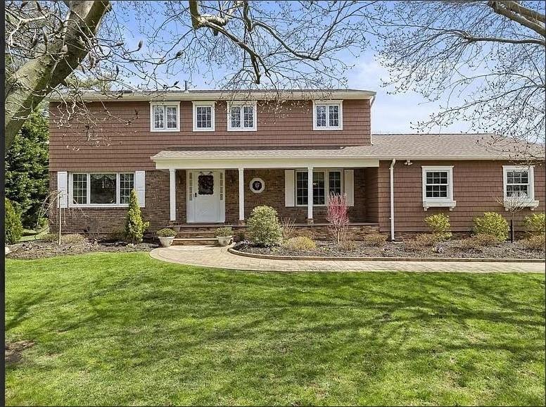 228 Plainview Road Out of NYC Woodbury XX 11797