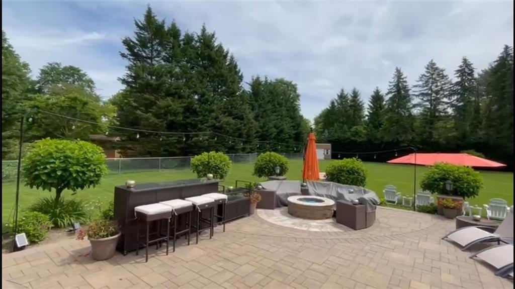 228 Plainview Road Out of NYC Woodbury XX 11797