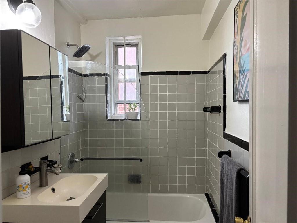 39-20 52nd Street Sunnyside Sunnyside NY 11377