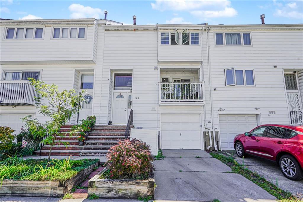 109 HAMPTON Green Arden Heights Staten Island NY 10312