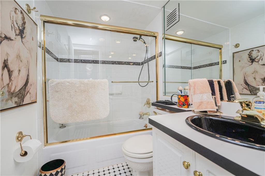 24 Hampton Green Arden Heights Staten Island NY 10312