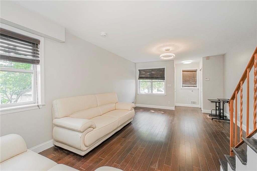 15 Lorraine Loop Rossville Staten Island NY 10309
