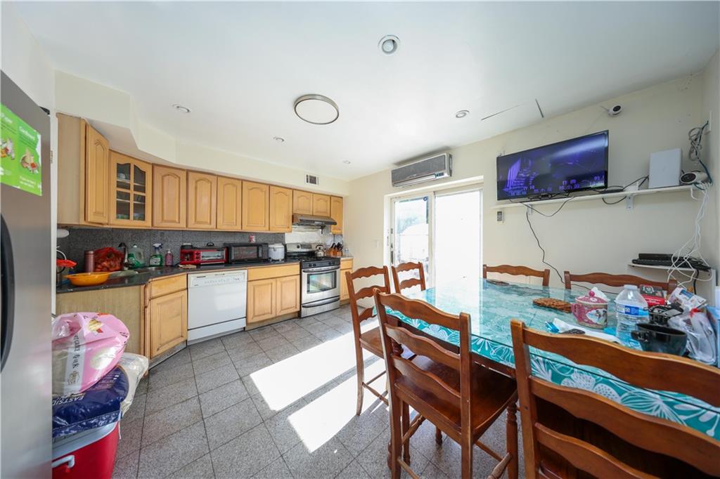 31 Giordan Court Mariner's Harbor Staten Island NY 10303