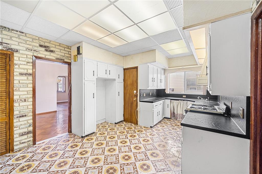 6613 10th Avenue Bensonhurst Brooklyn NY 11219