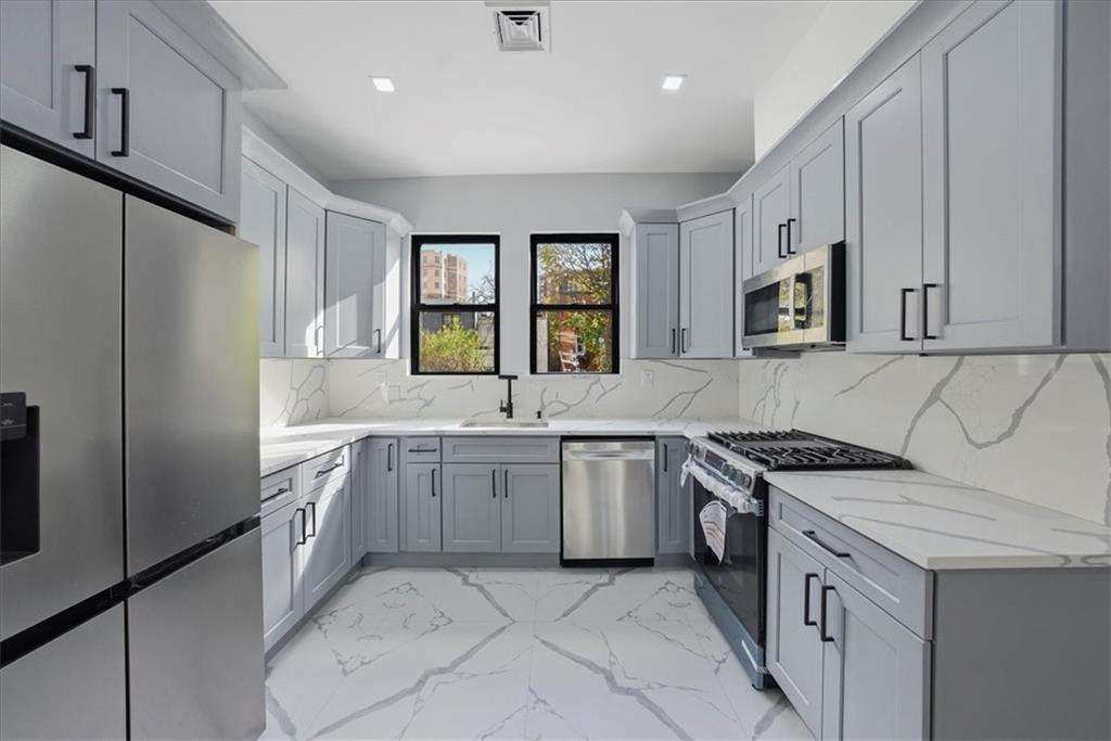 2862 Briggs Avenue Bedford Park Bronx NY 10458