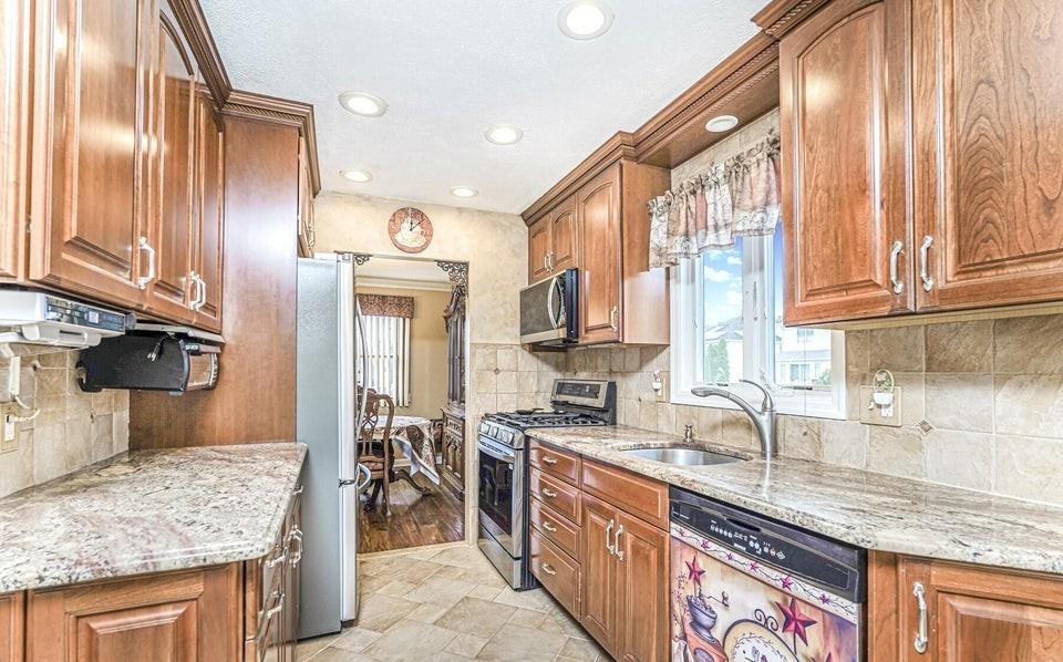 35 Nutwood Court Great Kills Richmond NY 10308