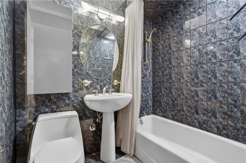 166 Pembroke Street Manhattan Beach Brooklyn NY 11235