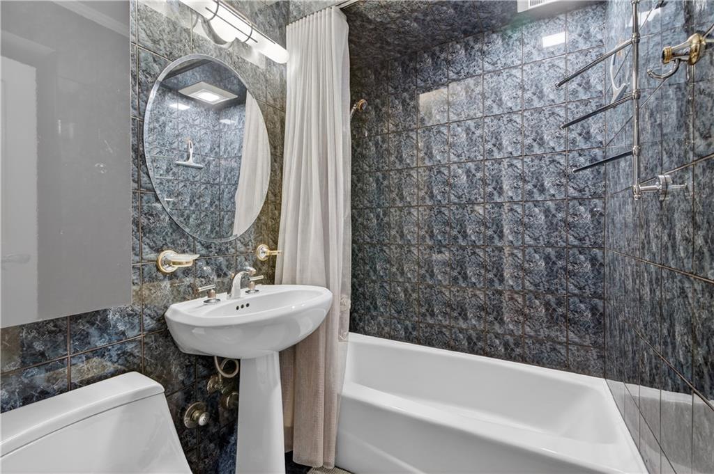 166 Pembroke Street Manhattan Beach Brooklyn NY 11235