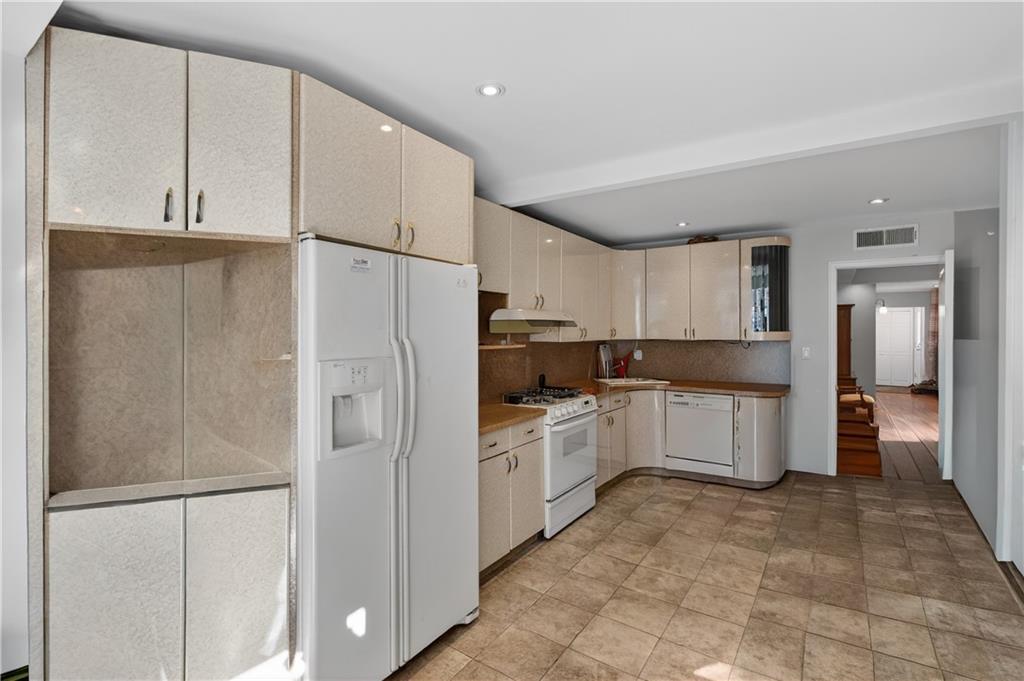 166 Pembroke Street Manhattan Beach Brooklyn NY 11235