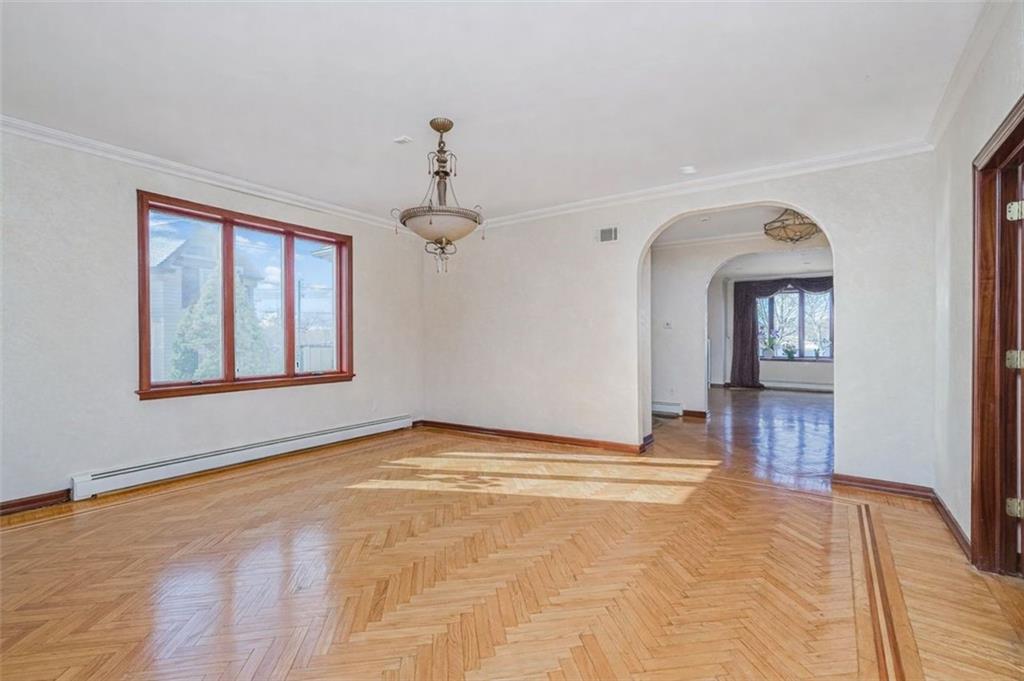 105 Kensington Street Manhattan Beach Brooklyn NY 11235