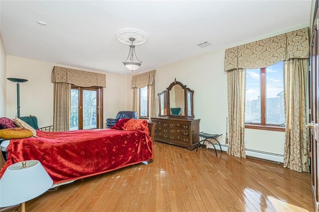 105 Kensington Street Manhattan Beach Brooklyn NY 11235