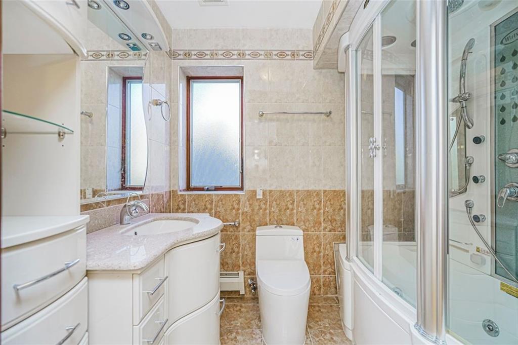 105 Kensington Street Manhattan Beach Brooklyn NY 11235