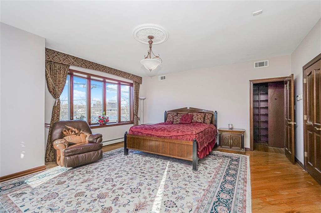 105 Kensington Street Manhattan Beach Brooklyn NY 11235