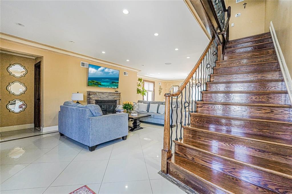 14 WALNUT Place Oakwood Brooklyn NY 10306