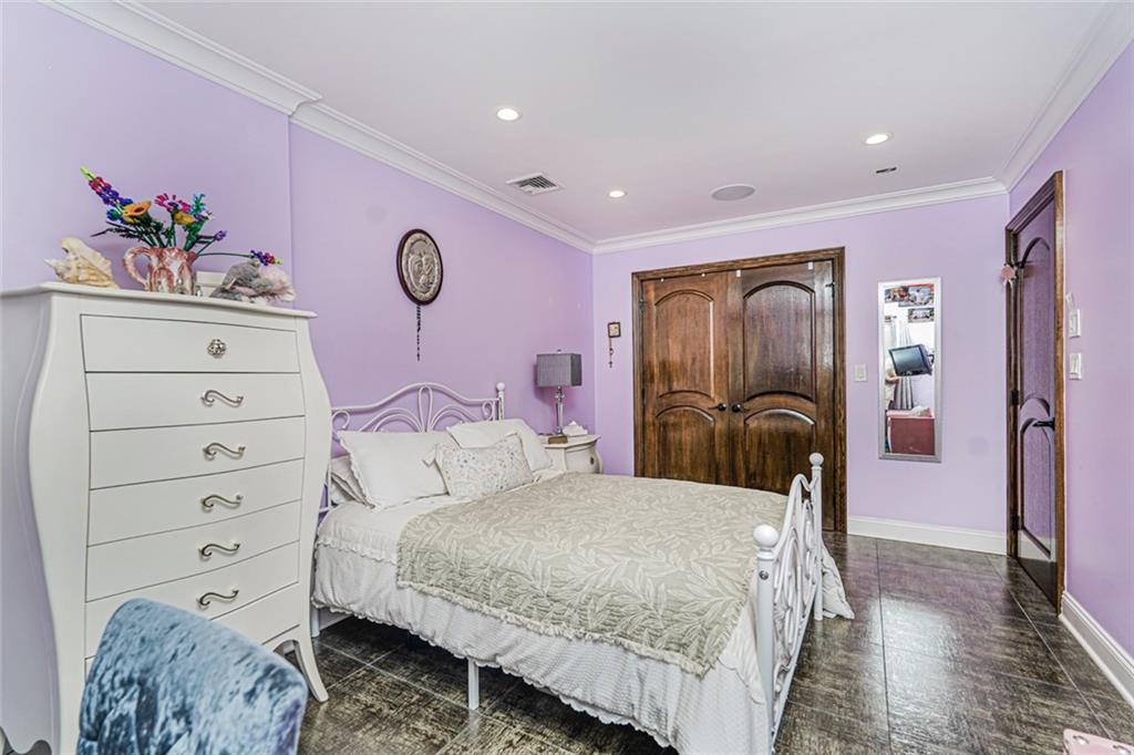 14 WALNUT Place Oakwood Brooklyn NY 10306