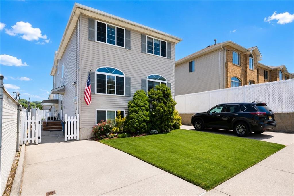 32 Franklin Place Manor Heights State Island NY 10314