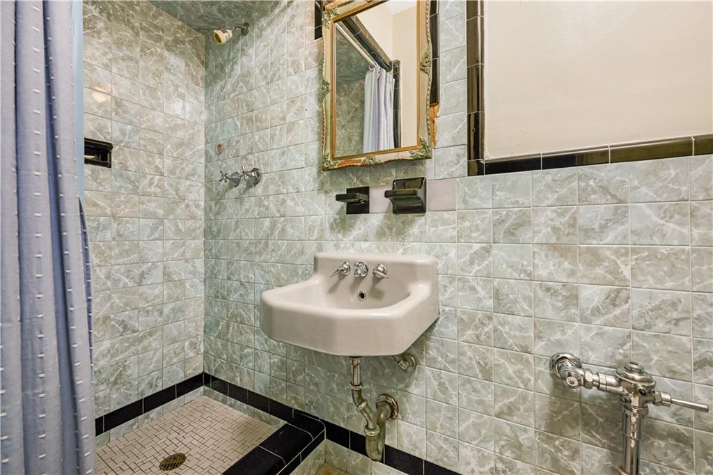 7326 171st Street Hillcrest Fresh Meadows NY 11366