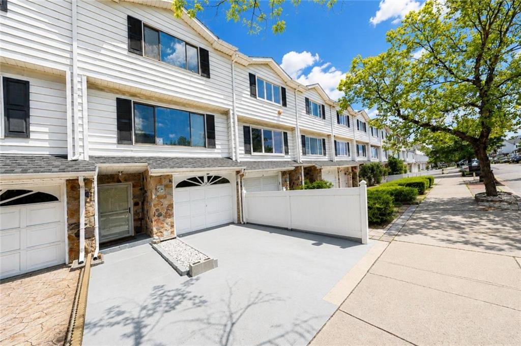 3 Carlyle Green Huguenot Staten Island NY 10312