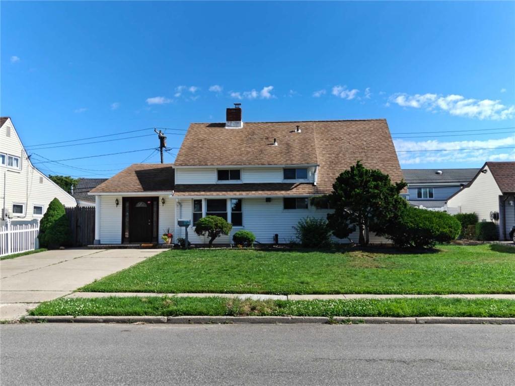 82 LANTERN Road Out of NYC Hicksville NY 11801