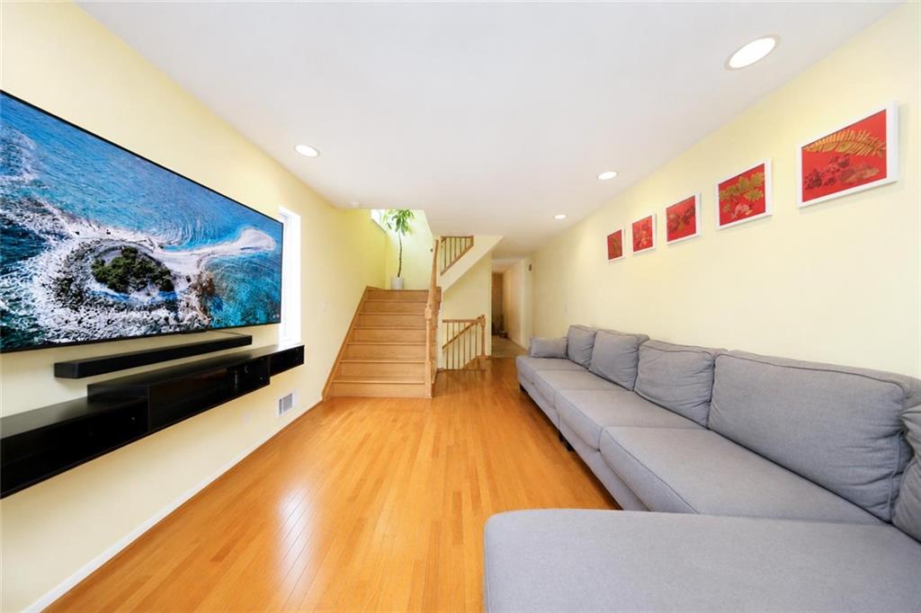 104 linwood Avenue Arrochar Brooklyn NY 10305