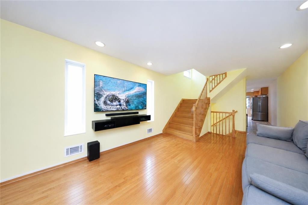 104 linwood Avenue Arrochar Brooklyn NY 10305