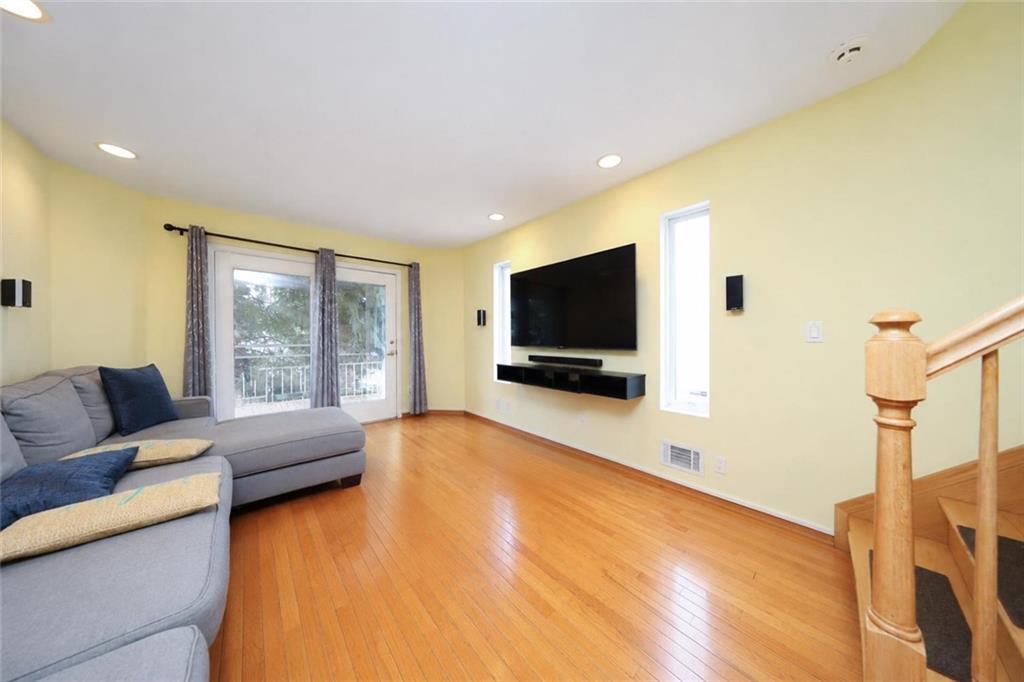 104 linwood Avenue Arrochar Brooklyn NY 10305
