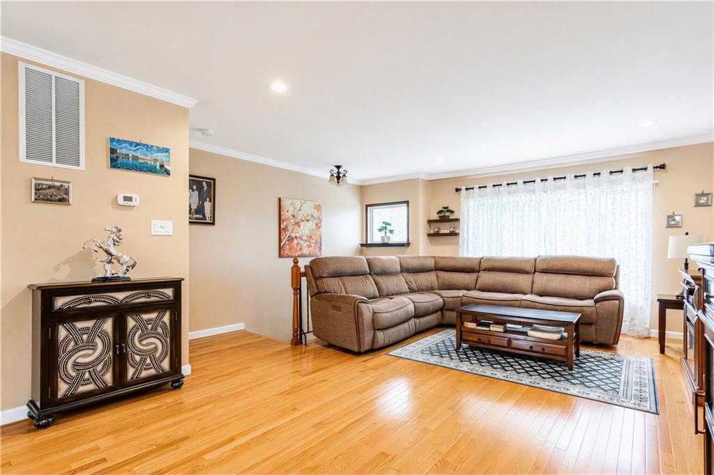 19 Pembrook Loop Rossville Staten Island NY 10309